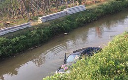 Xe đón dâu lao thẳng xuống kênh, chú rể lên bờ tay cầm hoa cưới mà mặt buồn thiu