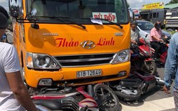 Ô tô khách cuốn hàng loạt xe máy đang chờ đèn đỏ vào gầm, nhiều người bị thương nặng