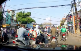 Hà Nội: Người đàn ông với 'bàn tay hư' ngang nhiên móc túi cô gái đang dừng đèn đỏ tại ngã tư phố Vọng