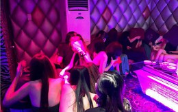 Đột kích karaoke 'mát mẻ', hơn 100 tiếp viên mặc hở hang tháo chạy