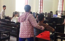 Tâm sự người vợ có chồng ngồi xe lăn “đổ đốn” với cháu bé thiểu năng