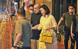 Tỷ phú 68 tuổi Hong Kong được vợ trẻ dìu khi ra phố hẹn hò