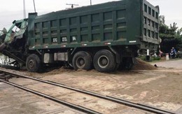 Nghệ An: Xe tải chết máy trên đường ray bị tàu hỏa đâm