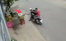Tp.HCM: Thanh niên đi SH ăn trộm sầu riêng bày bán tại vỉa hè