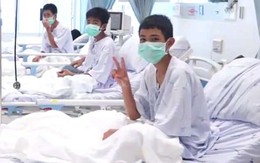 Clip: Công bố hình ảnh đầu tiên của đội bóng nhí Thái Lan vừa được giải cứu tại giường bệnh
