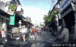 Giơ 'ngón tay thối' với ô tô, thanh niên bị húc văng ra đường trước khi nhận điều tệ hơn