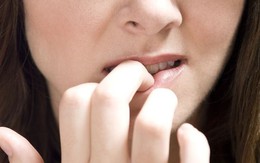 Biết cắn móng tay không tốt cho sức khỏe nhưng vì sao nhiều người vẫn không cưỡng lại được thói quen xấu này?