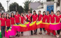 Cậu em út được 11 chị gái gom tiền cưới vợ cho