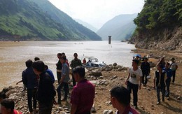 Vụ lật thuyền gỗ tự chế chở 10 người trên sông Đà: Các nạn nhân đều là họ hàng