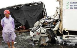 Nghệ An: Xe chở heo đâm xe tải, 3 người trọng thương