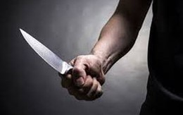 Lén đâm đối thủ trong lúc bắt tay làm lành