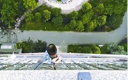 Bé 5 tuổi bám chặt ban công khi ngã từ tầng 20 chung cư cao cấp
