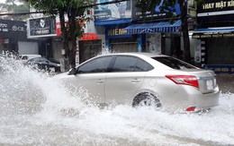 Mưa lớn, ô tô rẽ sóng giữa đường phố thành Vinh
