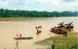 Xót lòng cảnh con gái gào khóc thảm thiết tìm cha, mẹ mất tích trên sông Lam