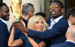 Khoảnh khắc thú vị: Phu nhân Tổng thống Pháp "cướp" cúp vàng từ tay các cầu thủ