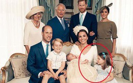 Công chúa Charlotte nhìn âu yếm, nắm tay Louis trong ảnh lễ rửa tội