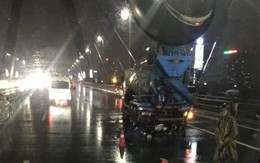 Tông vào đuôi xe trộn bê tông, người đàn ông tử vong trên cầu Nhật Tân