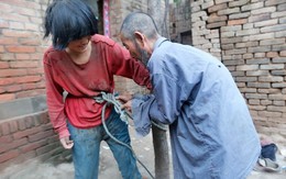 Câu chuyện éo le của ông lão 'nhặt vợ' bên đường về chung sống, mỗi ngày đi làm đều phải trói vợ trói con lại
