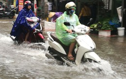 Hà Nội mưa, nhiều tuyến đường ngập nước