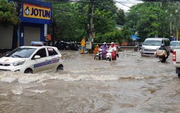 Hà Nội: Mưa trắng trời, phố thành sông