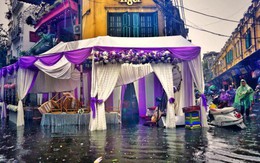 Nhà trai trùm áo mưa, "bơi" vào nhà gái trong lễ ăn hỏi ở Hải Phòng