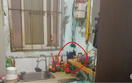 Thấy chủ nhà nghỉ nhìn chăm chăm vào lỗ hổng trong bếp, khách thuê phát hiện 1 điều đáng sợ