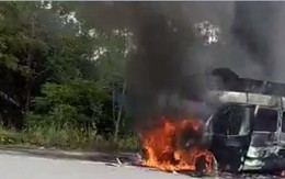 Xe tang bất ngờ bốc cháy dữ dội, người thân vội vàng ôm hài cốt bỏ chạy