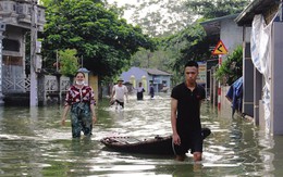 Hà nội: Ngập lụt, hàng nghìn người dân ăn mì tôm qua ngày
