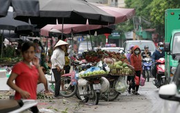 Phố Trần Bình, Hà Nội: Người đi bộ không còn lối đi trên vỉa hè