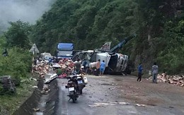 Đâm thẳng vào vách núi ở Hoà Bình, tài xế xe tải nguy kịch