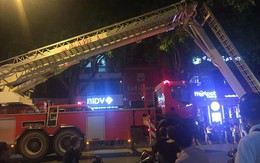 Lính cứu hỏa cứu bảy người mắc kẹt trong vụ cháy ở Hà Nội