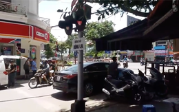 Hà Nội: Nữ tài xế đỗ ô tô chặn ngang barrier đường tàu rồi bỏ đi mất