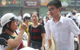 Phụ huynh Hà Nội nghỉ việc để tìm trường cho con vào lớp 10