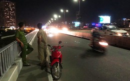 Nam thanh niên chạy xe máy lên giữa cầu Sài Gòn, không tắt máy đã leo qua lan can gieo mình xuống sông