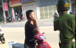Bị bắt vì đi xe máy không đội mũ bảo hiểm, nam thanh niên xăm trổ gọi cả bố mẹ đến chửi bới, lăng mạ công an