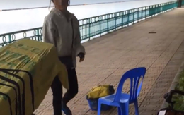 Clip 'Hai thanh niên đang ngồi ghế công cộng thì bị người phụ nữ đuổi đi chỗ khác để bán hàng' tại Hà Nội gây tranh cãi