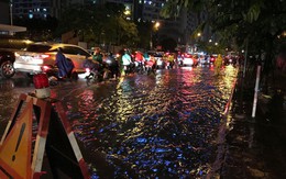 Hà Nội: Đường phố “chết cứng” trong cơn mưa lớn giờ tan tầm