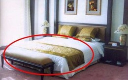 Tại sao khách sạn nào cũng phải trải một mảnh vải ngang giường?