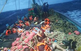 Ngày bão tố ở Phuket: 3 vụ chìm tàu, 138 hành khách gặp nạn
