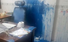 Nữ giám đốc bị thanh niên bịt mặt đổ nguyên thùng sơn lên đầu