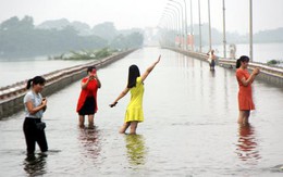 Quý cô Hà thành xúng xính thả dáng giữa rốn ngập Quốc Oai
