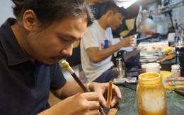 Anh thợ phố cổ nhốt mình cả tháng làm túi nghìn đô