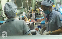 Bé trai bị mẹ nghiện ma túy và nhiễm HIV bỏ rơi đang được điều trị cắt cơn nghiện tại BV Nhi Đồng