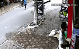 Clip: Ô tô đâm trúng bà cụ sang đường, người xem còn phát hiện hành động gây tranh cãi hơn