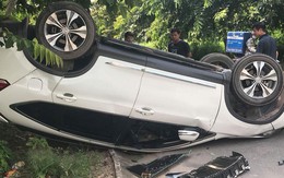 Hà Nội: Xế siêu sang Rolls-Royce Wraith nát đầu, Honda CRV lật ngửa bụng sau va chạm mạnh