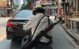 Sốc khi nhìn chị ninja đeo súng AK đi hiên ngang trên phố