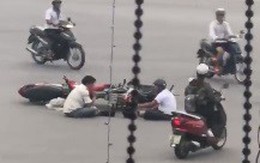 Hai tài xế ngồi trên đường 'tâm sự' sau va chạm giao thông