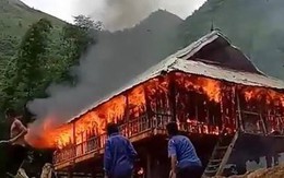 Nhà gỗ nghiến gần tỷ bị thiêu rụi, điếng người mất nhà đẹp dưỡng già
