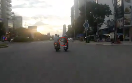 Hai thanh niên đi xe máy sàm sỡ một cô gái giữa đường rồi bị camera hành trình ghi lại