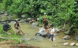 Thi thể người đàn ông cạnh bộ xung điện đánh cá giữa suối